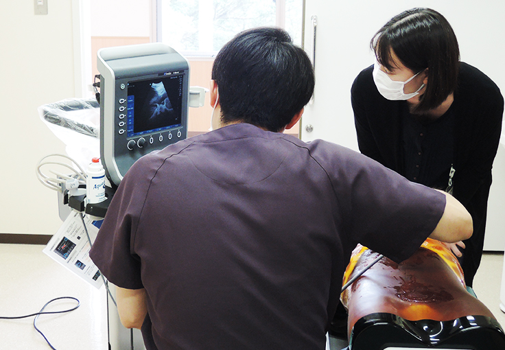 おきなわクリニカルシミュレーションセンターで練習をしている様子